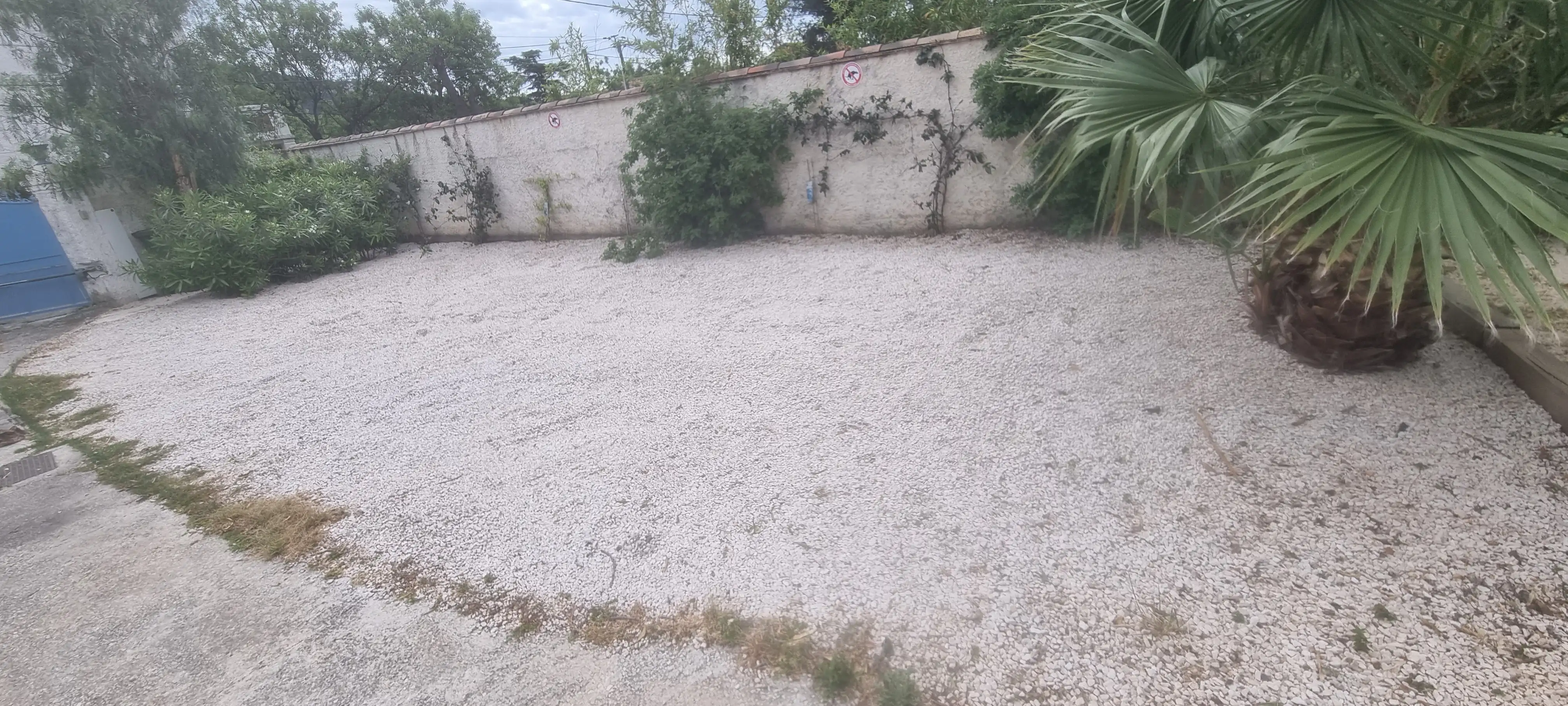 Remise en état d'un parking gravier sur géotextile à Toulon : un entretien privatif